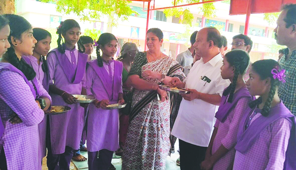 విద్యార్థులకు పోషక విలువలతో కూడిన ఆహారం