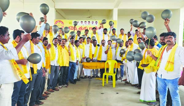 దళితులపై దాడులు చేస్తూ.. బస్సు యాత్రలు సిగ్గుచేటు