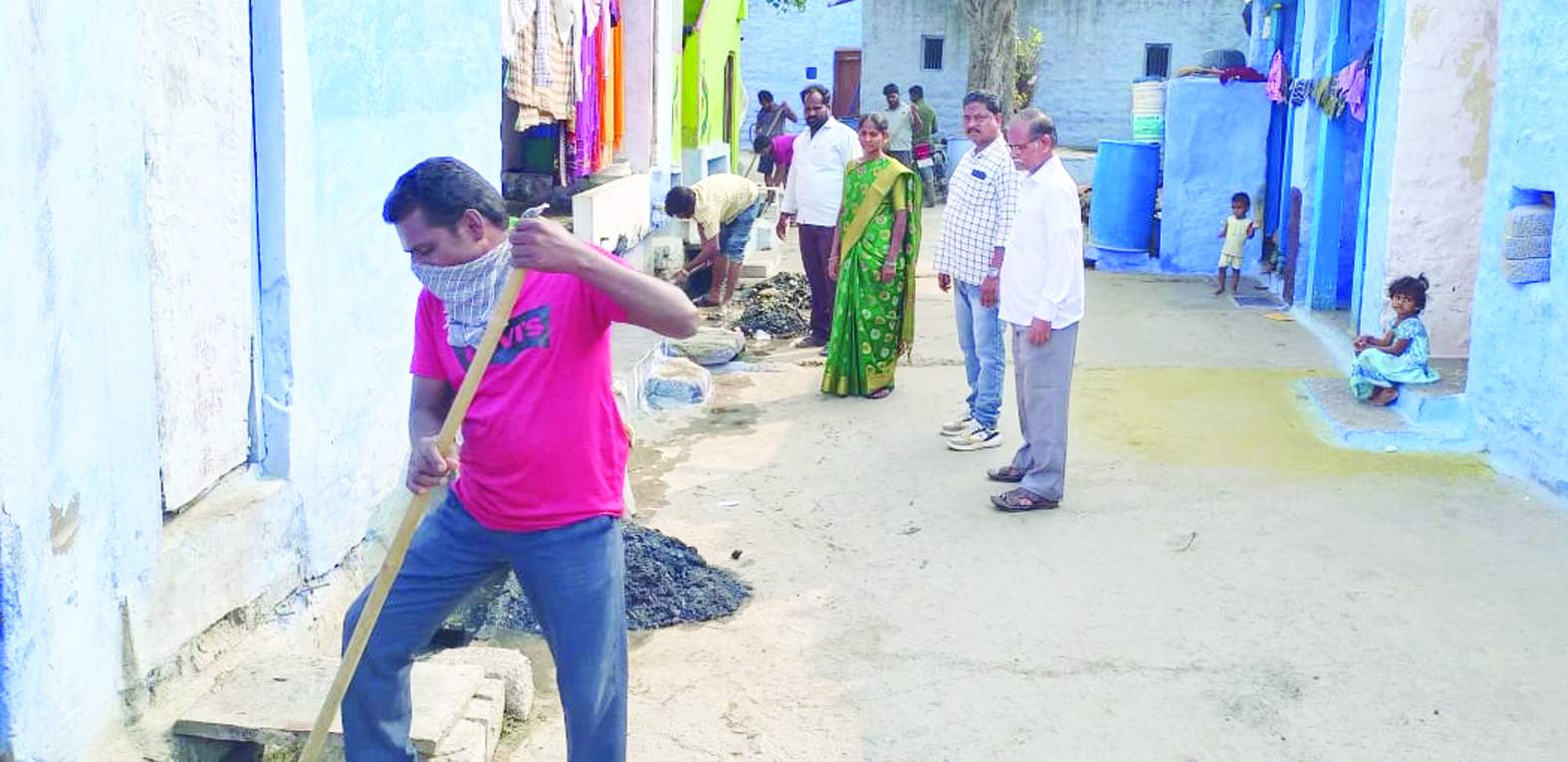 పారిశుధ్య పనులను పరిశీలిస్తున్న అధికారులు