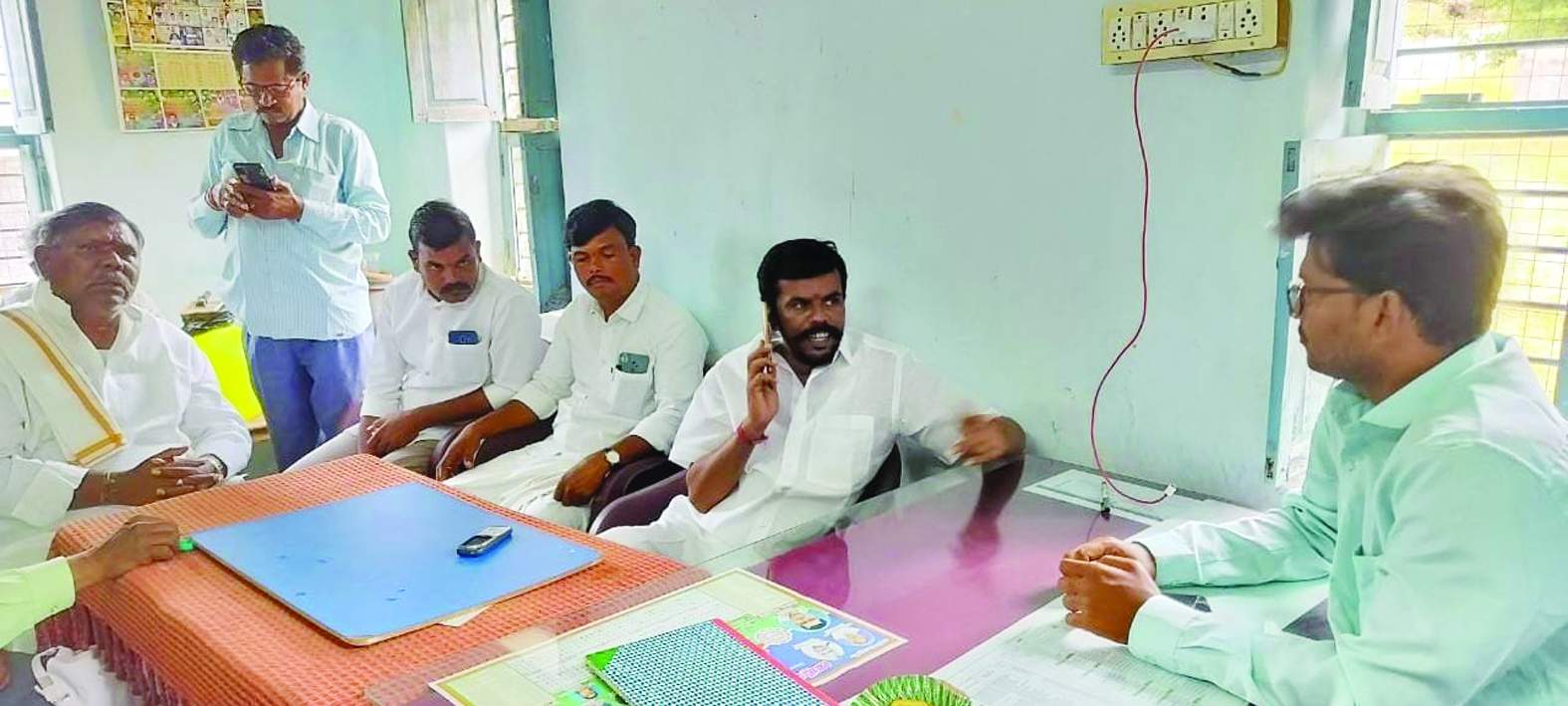ఎఇతో మాట్లాడుతున్న మురళీ మోహన్‌ రెడ్డి