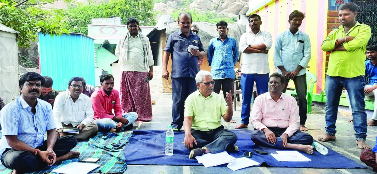 సమావేశంలో మాట్లాడుతున్న జాయింట్‌ కమిషనర్‌