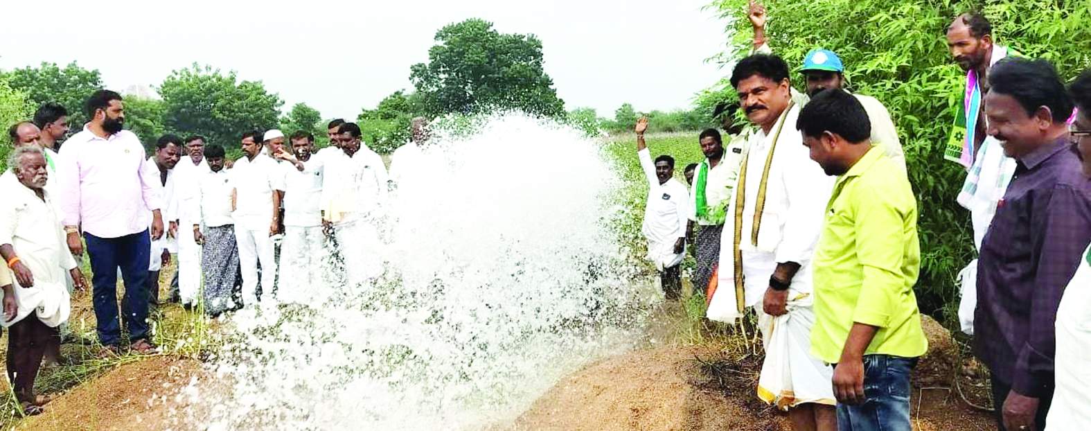 ట్రయల్ రన్‌ను పరిశీలిస్తున్న వైసిపి నాయకులు