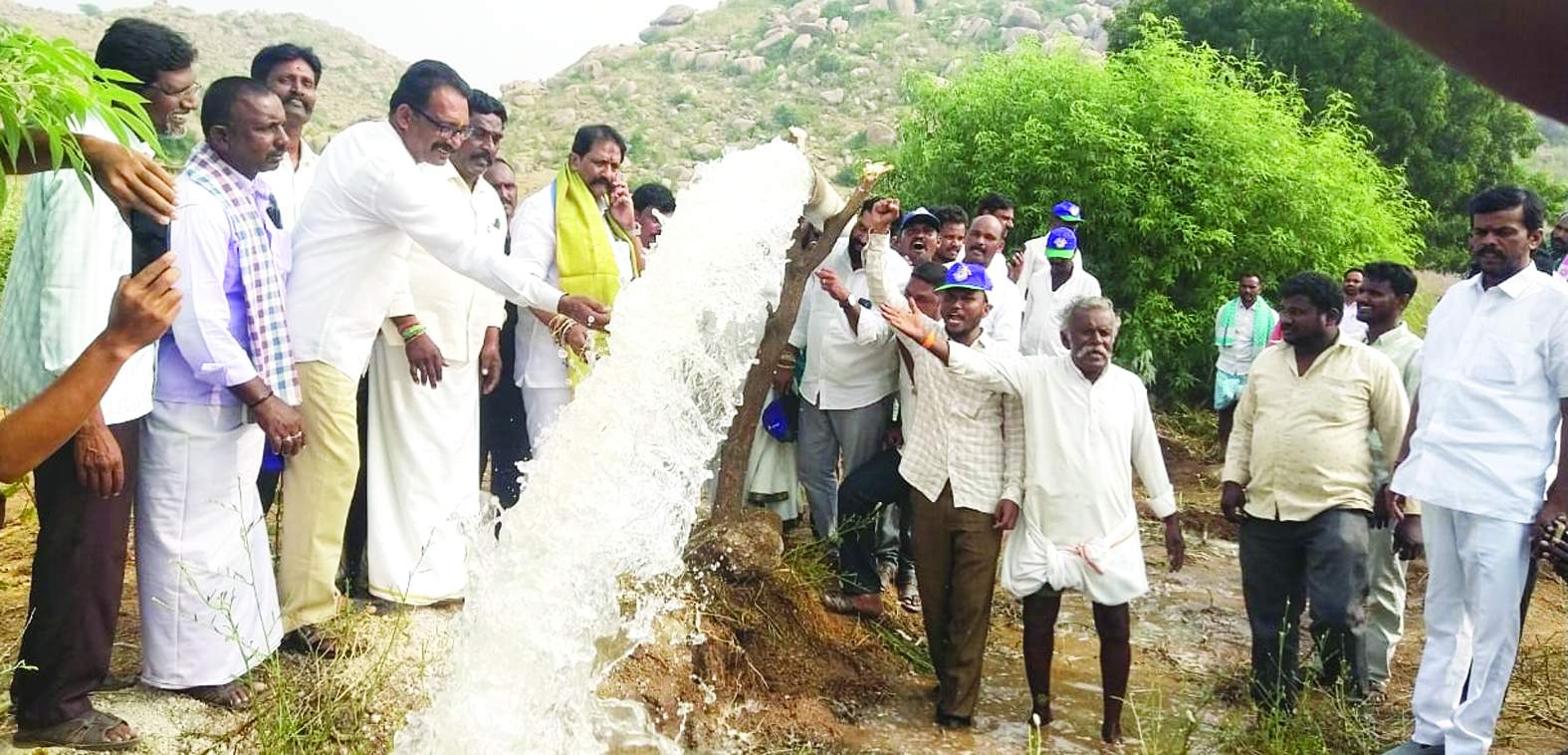 పులికనుమ రిజర్వాయర్‌ నుంచి ట్రయల్‌ రన్‌ను ప్రారంభిస్తున్న ఎమ్మెల్యే