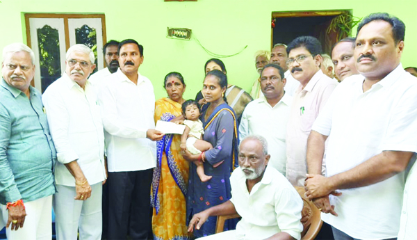గ్యాంగ్‌మేన్‌ కుటుంబానికి చెక్కు అందజేత