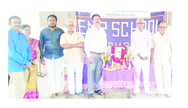 ప్రతి ఒక్కరూ పుస్తకాలు చదవాలి