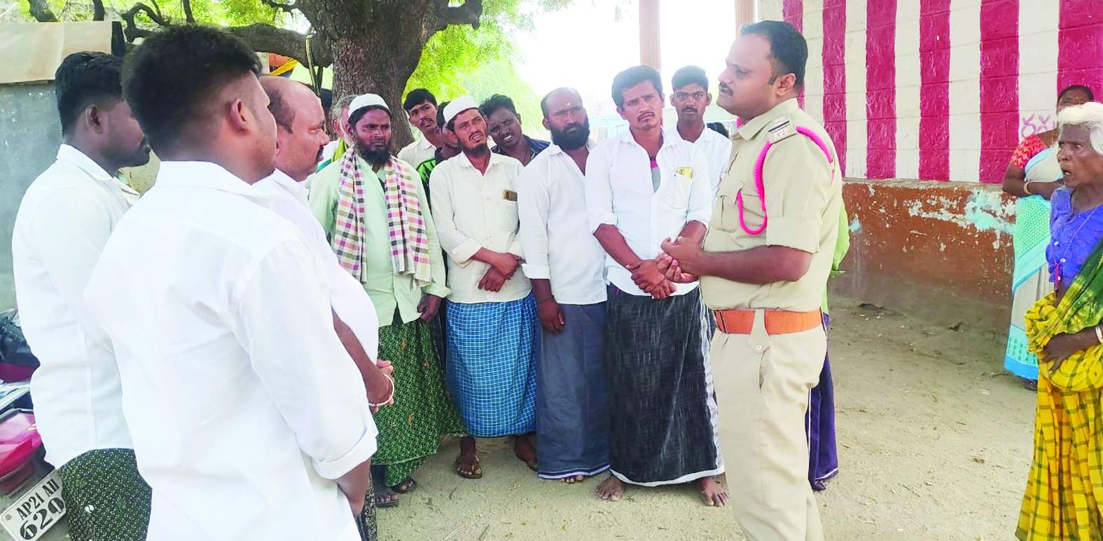 ప్రజలతో మాట్లాడుతున్న ఎస్‌ఐ వేణుగోపాల్‌ రాజు