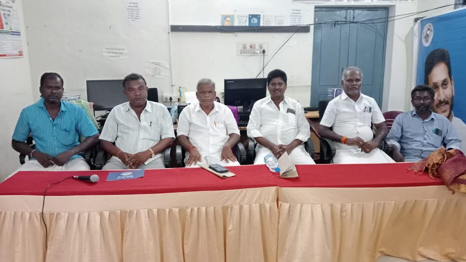 మాట్లాడుతున్న డైయింగ్‌ అసోసియేషన్‌ సభ్యులు, వైసిపి నేతలు