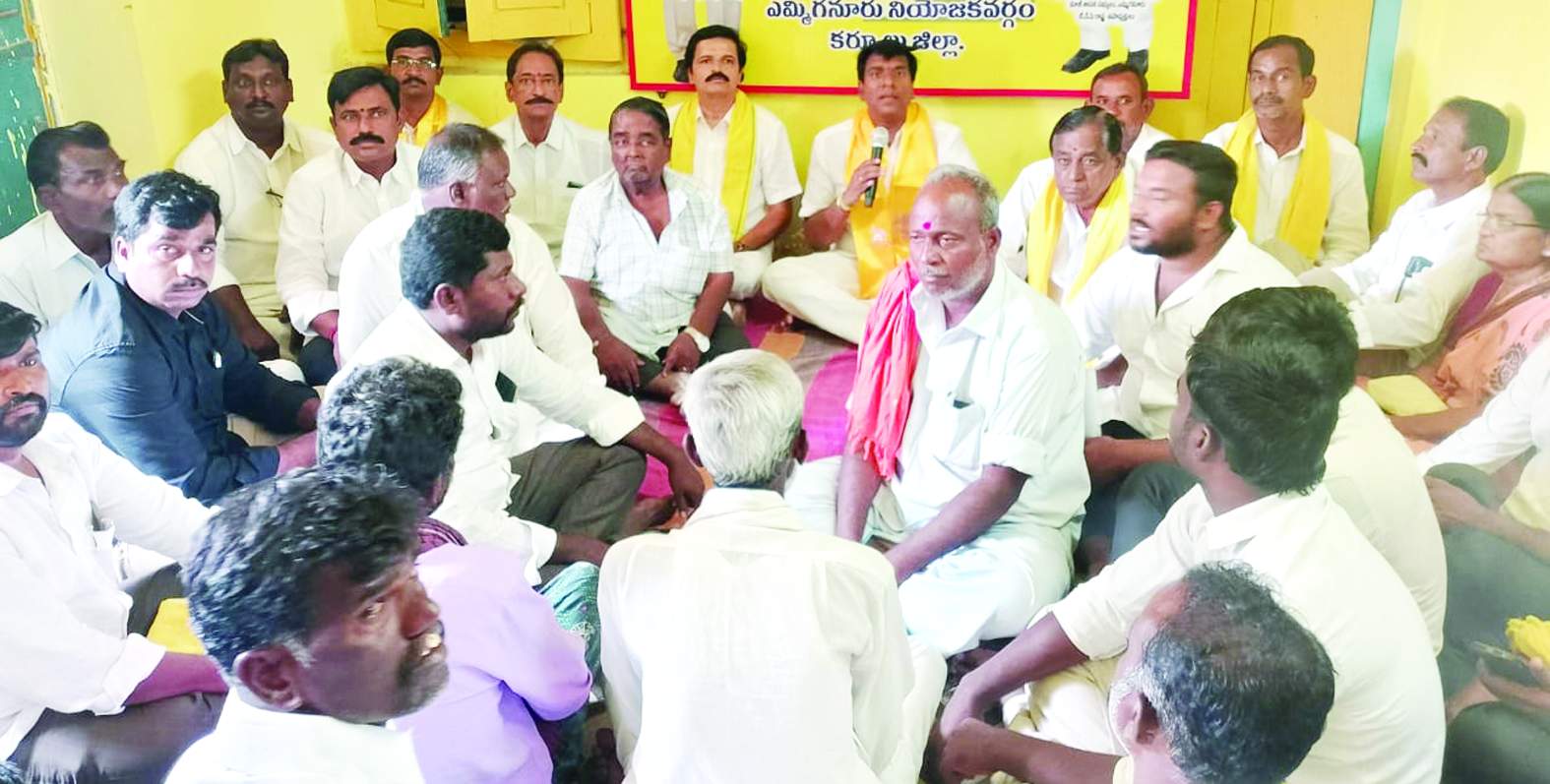 మాట్లాడుతున్న మాజీ ఎమ్మెల్యే బీవీ