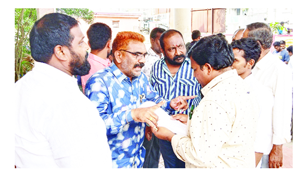 తాగునీటి సరఫరాపై అధికారుల నిలదీత