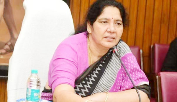 Rs-4-thousand-in-Mangala-Harati-plate-Case-registered-against-Minister-Satyavathi-Rathore