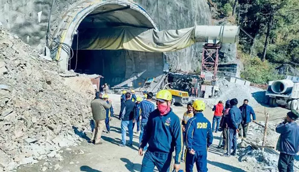 40-workers-in-the-tunnel-itself