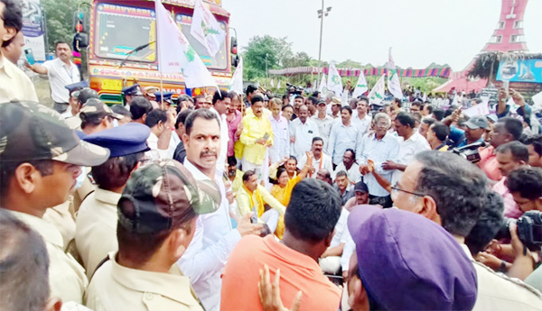 Steel-plant-workers-strike-on-1000th-day-Slight-tension-in-agitation