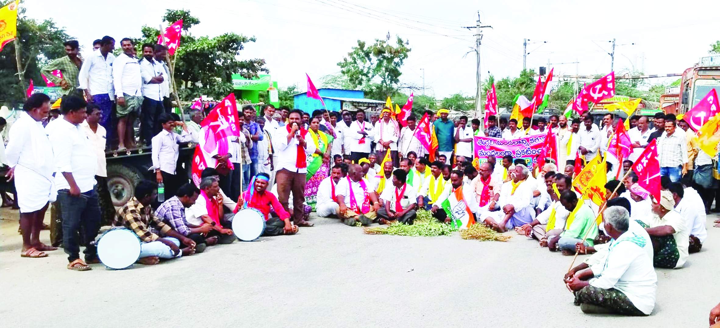 ఎడ్లబండ్లతో నిరసన తెలుపుతున్న రైతులు