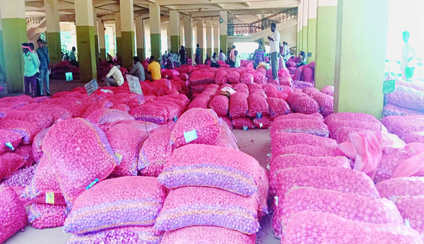 The-farmer-gets-Rs-30-the-one-sold-in-the-market-is-Rs-70-the-magic-of-onion-traders