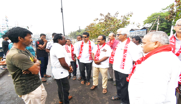 CPM-leaders-meeting-the-affected-fishermen-in-the-fishing-harbour