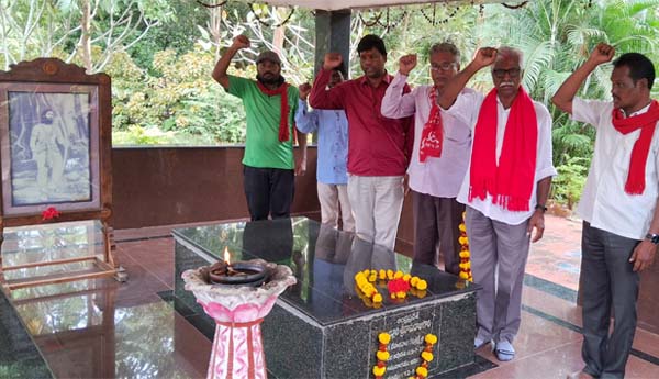 అల్లూరి సీతారామరాజు సమాధి వద్ద సిపిఎం నేతల నివాళి