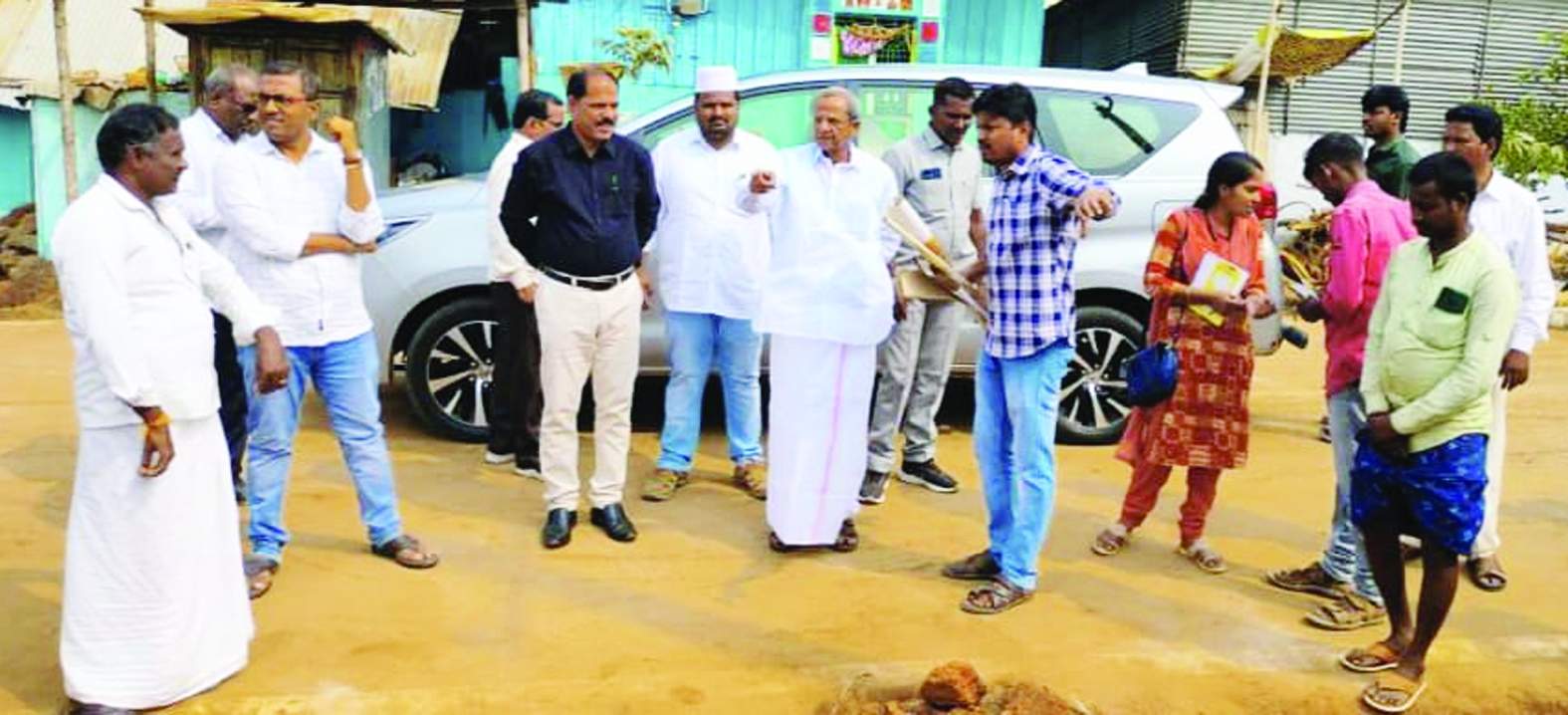 స్థలాన్ని పరిశీలిస్తున్న ఎమ్మెల్యే ఎర్రకోట