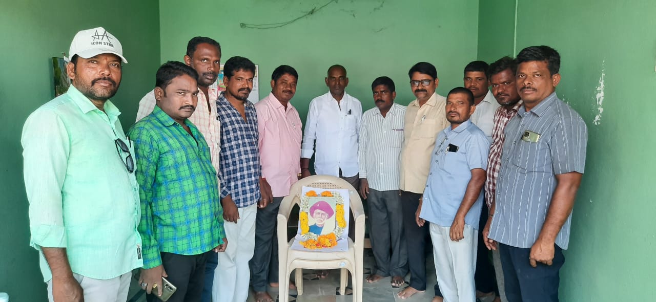 మహాత్మ జ్యోతిరావు పూలే చిత్రపటానికి పూలమాలలు వేసి నివాళులర్పిస్తున్న బీసీ సంఘం నాయకులు