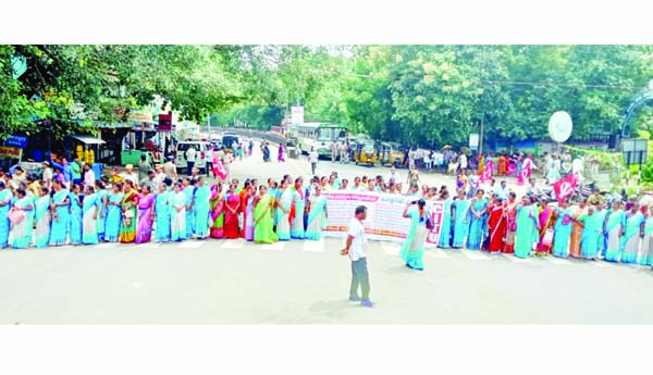 రాస్తారోకో చేస్తున్న అంగన్వాడీ కార్యకర్తలు