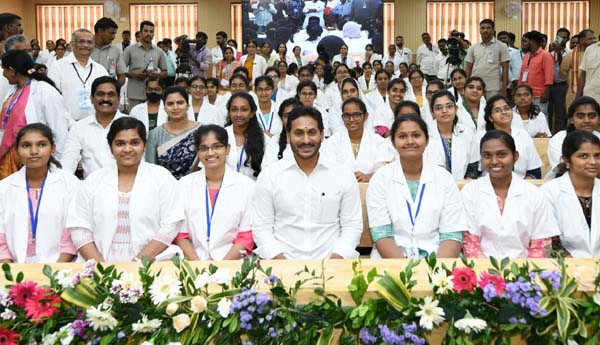    విద్యార్థులతో కలిసి ఫొటో దిగిన సిఎం జగన్‌