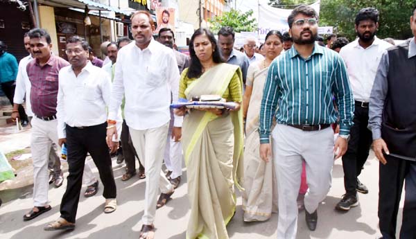 గురజాడ వినియోగించిన సామాగ్రితో ర్యాలీ నిర్వహిస్తున్న కలెక్టర్, జెసి, జెడ్పి చైర్మన్ తదితరులు