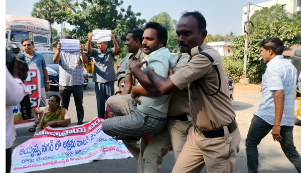 స్పీడ్‌ బ్రేకర్లు ఏర్పాటు చేయాలని.. రహదారిపై బైఠాయింపు