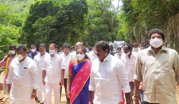 రౌతులపూడిలో ఉద్రిక్తత.. టిడిపి బృందాన్ని అడ్డుకున్న పోలీసులు!