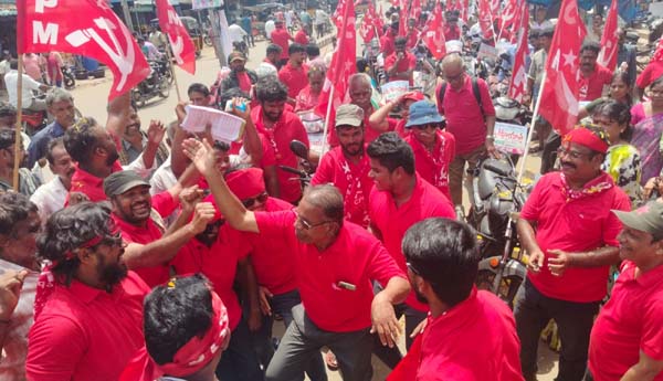 గరివిడి : మోడీ విధానాలపై పాటలు పాడుతూ డాన్సు చేస్తున్న నాయకులు, కార్యకర్తలు