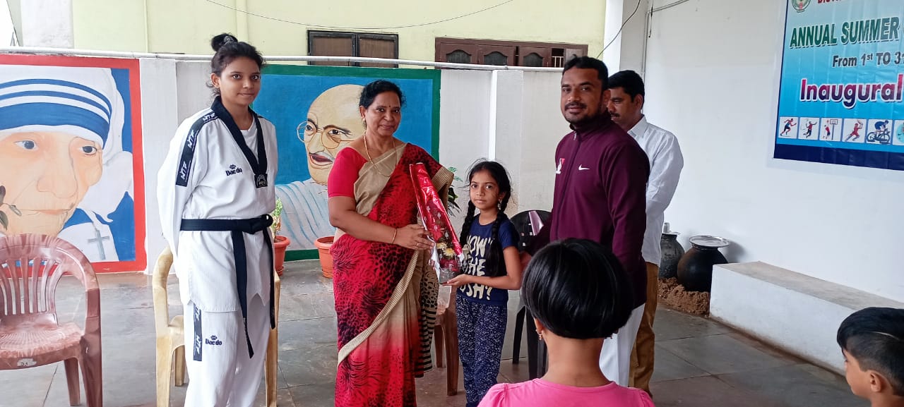 కమర్షియల్‌ ట్యాక్స్‌ డిపార్ట్‌మెంట్‌ జిఎస్‌టి ఆఫీసర్‌ డి.శ్యామలమ్మకు బొకే అందజేస్తున్న విద్యార్థిని