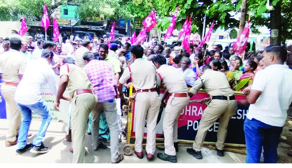 ఆందోళన చేస్తున్న వారిన వెనక్కి నెడుతున్న పోలీసులు