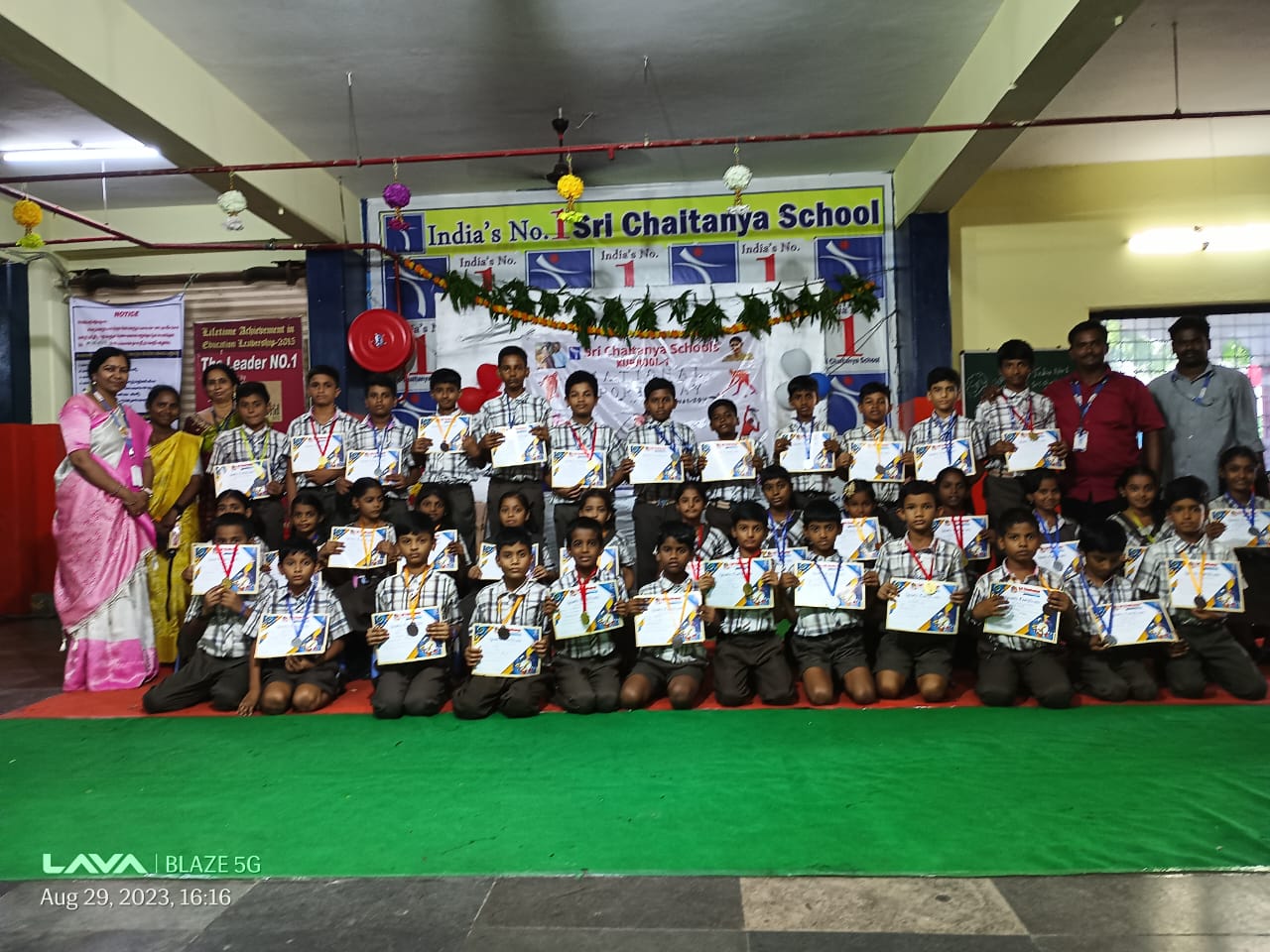 క్రీడా పతకాలు, మెమోంటోలతో విద్యార్థులు