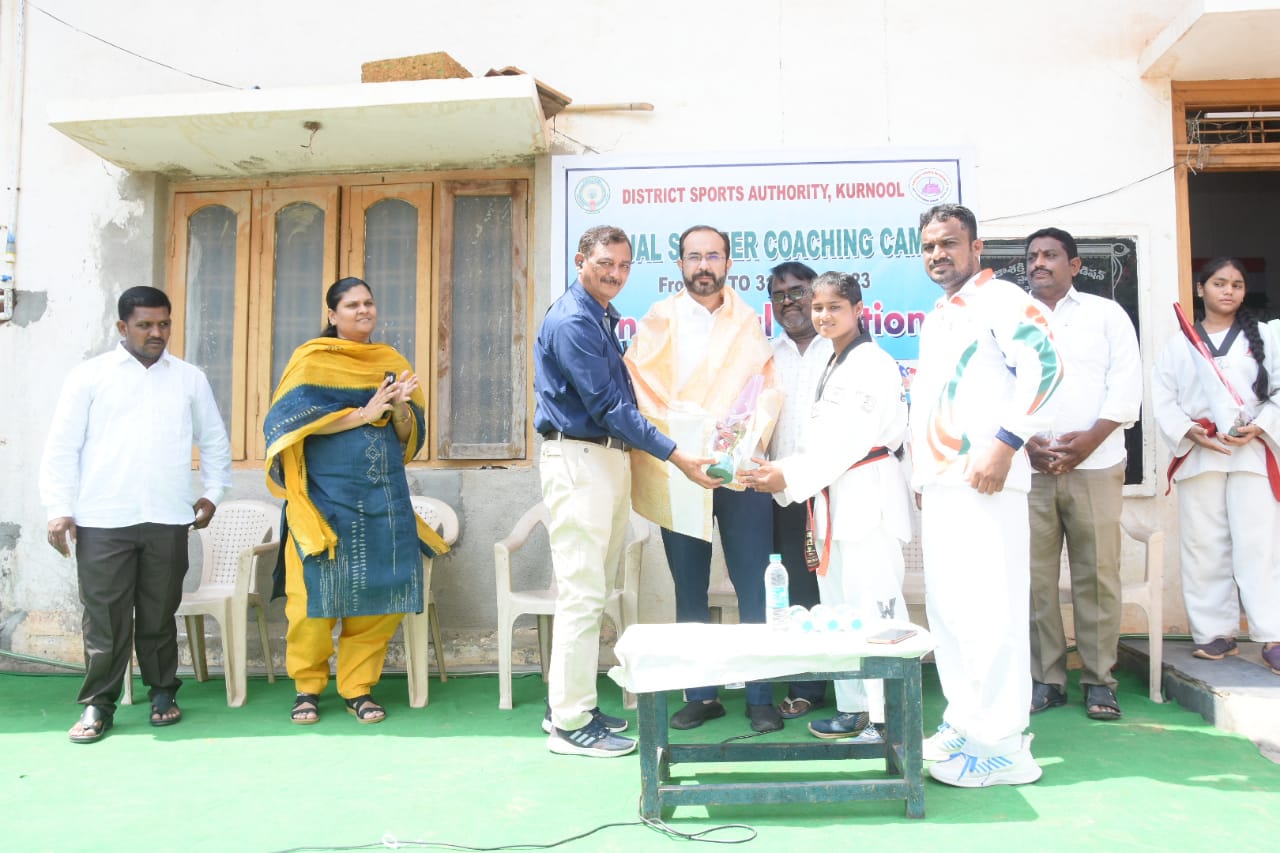 ఎమ్మెల్యే హఫీజ్‌ఖాన్‌కు పూల బొకేను అందజేస్తున్న క్రీడాకారిణి