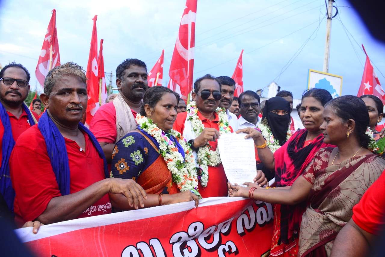 పెంచికలపాడులో సిపిఎం నాయకులకు పూలమాలలు వేసి స్వాగతం పలికి, జిల్లా కార్యదర్శి డి.గౌస్‌దేశారుకు వినతిపత్రాలు అందజేస్తున్న అంగన్‌వాడీ వర్కర్స్‌, ఆర్‌పిలు