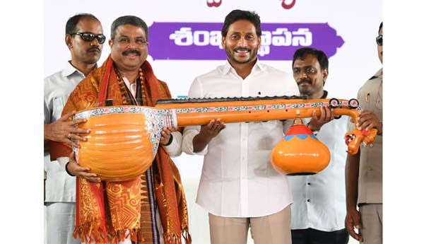 కేంద్రమంత్రికి, సిఎంకు బొబ్బిలి వీణను బహూకరిస్తున్న మంత్రులు బొత్స, రాజన్నదొర