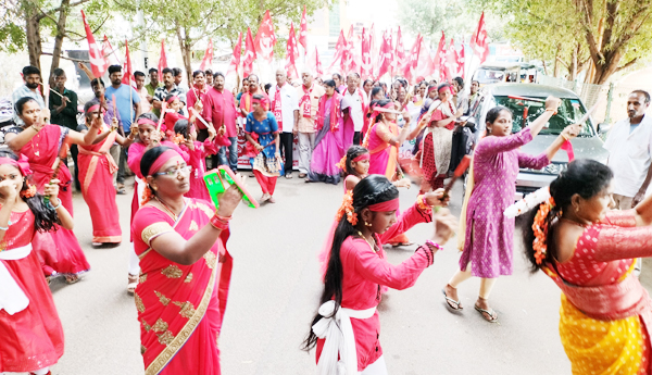 కోలాటంతో నాయకులకు స్వాగతం పలుకుతున్న కళాకారులు