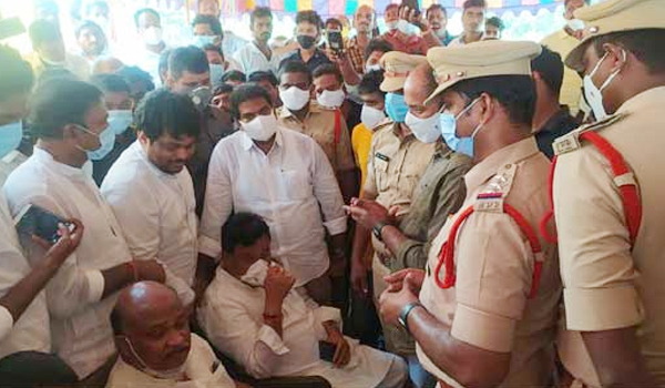 రౌతులపూడిలో ఉద్రిక్తత.. టిడిపి బృందాన్ని అడ్డుకున్న పోలీసులు!