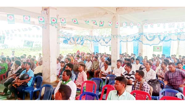 సభలో పాల్గొన్నగిరిజనులు