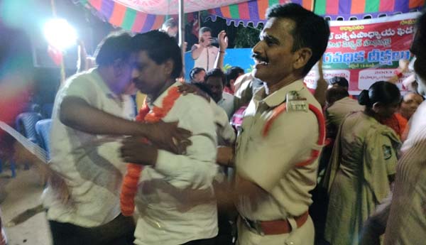 యుటిఎఫ్ నాయకులను అస్పత్రికి తరలిస్తున్న పోలీసులు