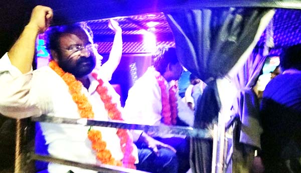 యుటిఎఫ్ నాయకులను అస్పత్రికి తరలిస్తున్న పోలీసులు