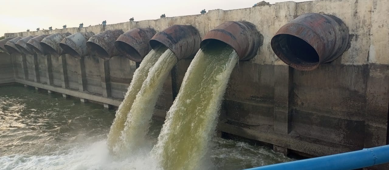 మల్యాల ఎత్తిపోతల నుంచి హంద్రీనీవా కాల్వకు విడుదలవుతున్న నీరు