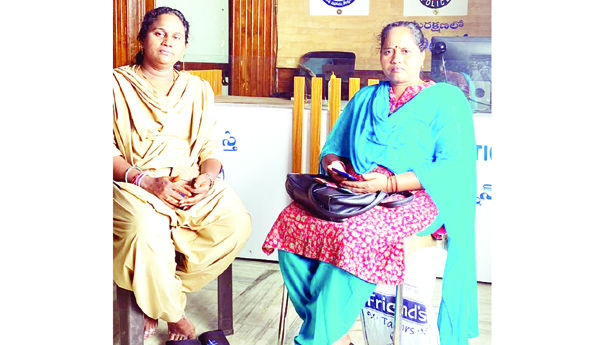  శ్రామిక మహిళా సంఘం నాయకులు బి.సుధారాణిని స్టేషన్‌లో ఉంచిన వన్‌టౌన్‌ పోలీసులు