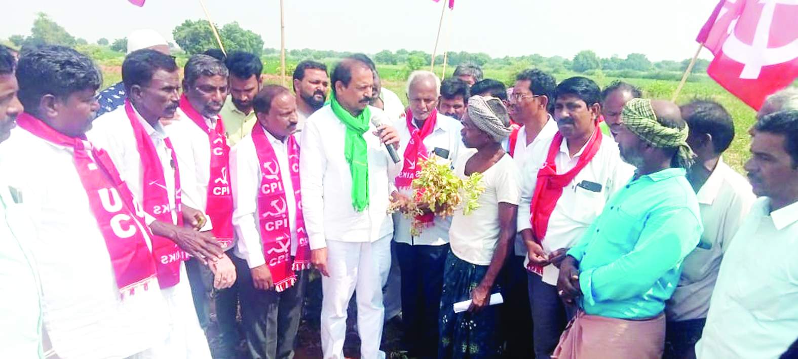 ఆదోనిలో రైతులతో మాట్లాడుతున్న నాయకులు