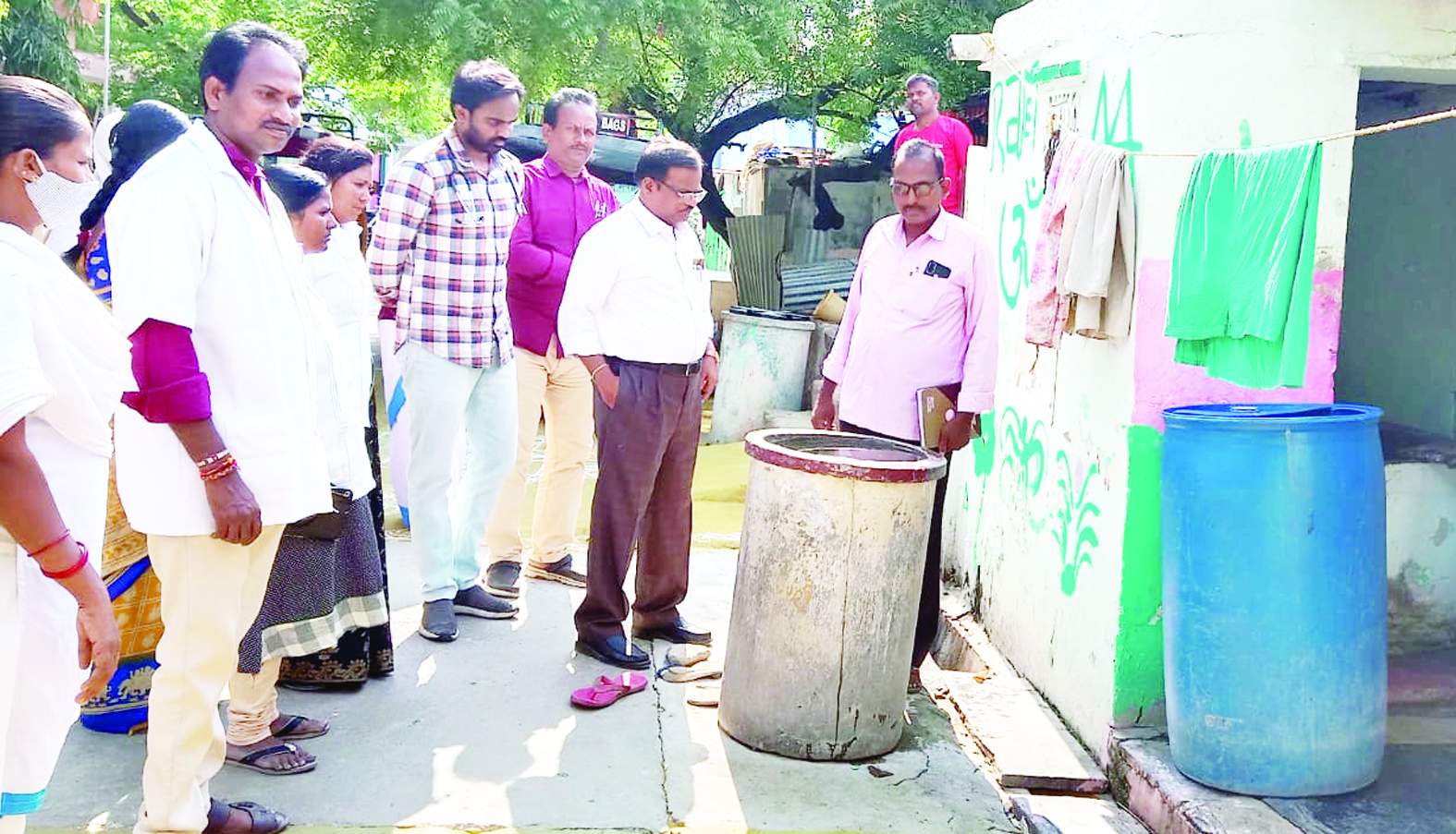 నీటి తొట్టెలను పరిశీలిస్తున్న వైద్యులు