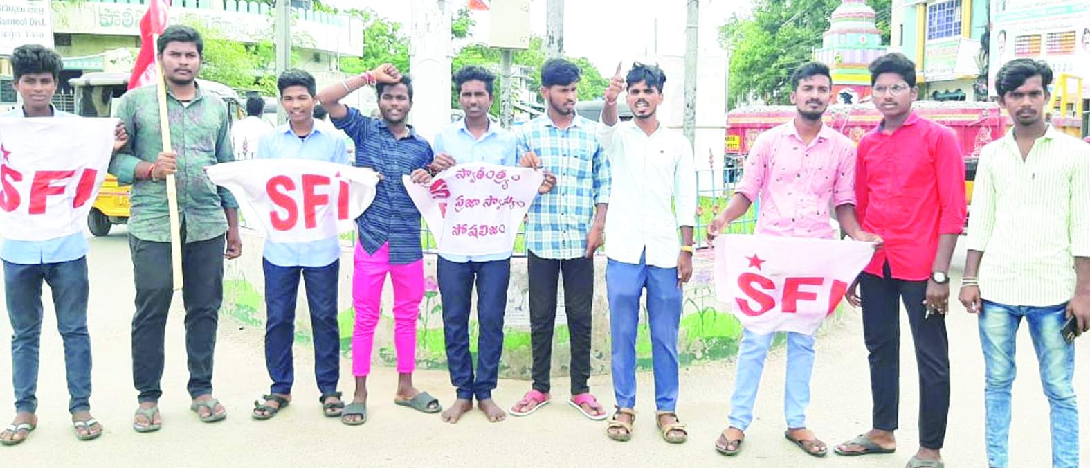 ఆదోనిలో నిరసన చేపడుతున్న నాయకులు