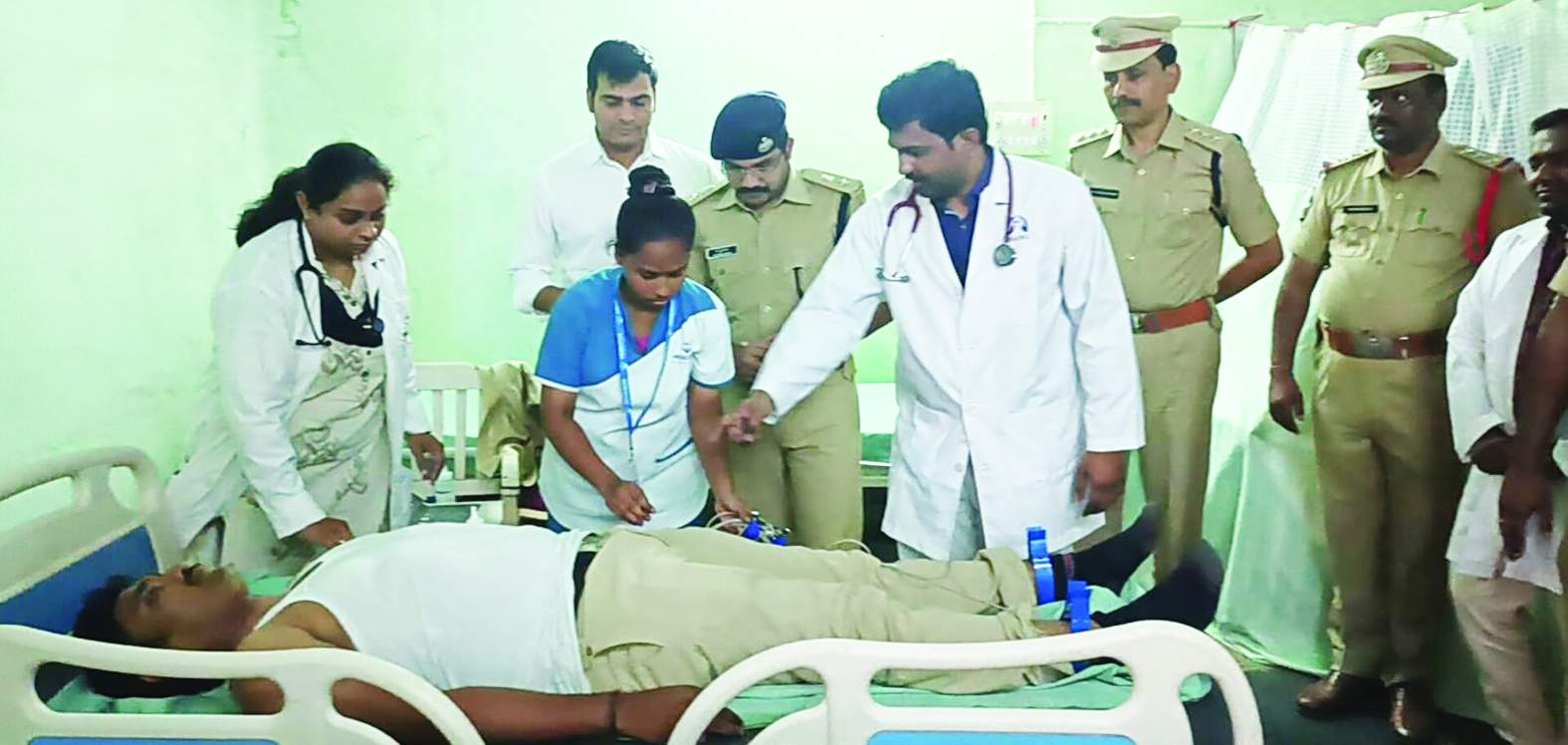 పోలీసులకు వైద్య పరీక్షలు చేస్తున్న మధు ఆస్పత్రి డాక్టర్‌ మనోజ్‌ కుమార్‌ రెడ్డి