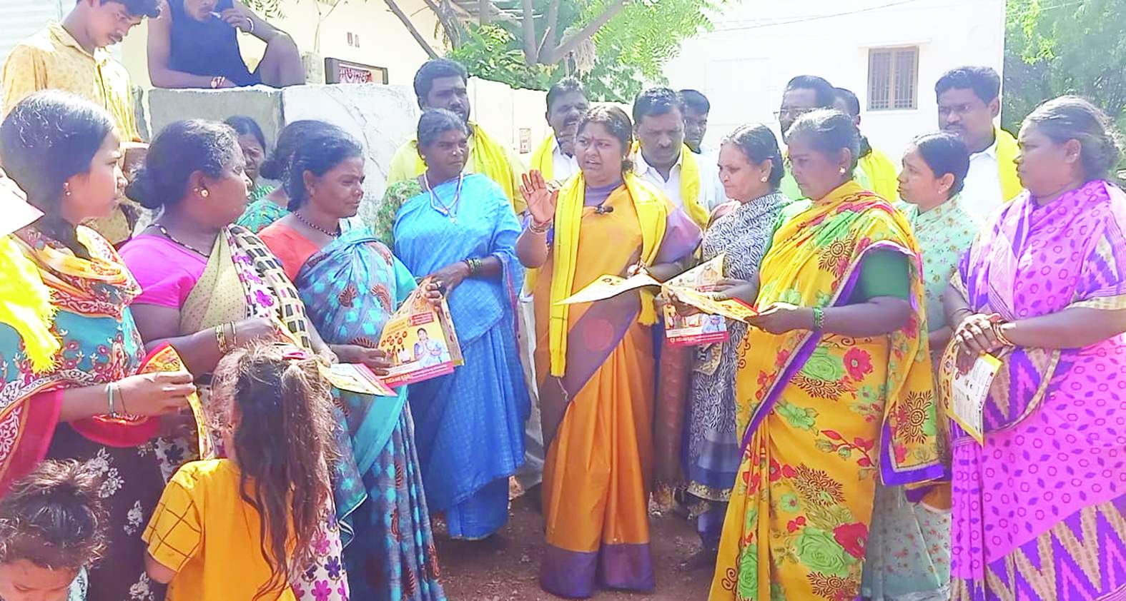 మహిళలతో మాట్లాడుతున్న గడిసె కృష్ణమ్మ, నాయకులు