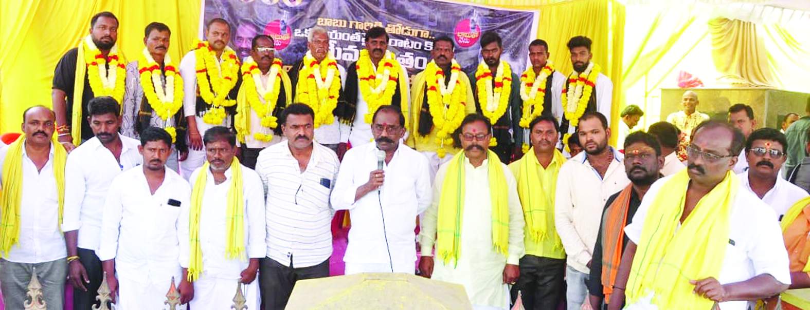 ఆదోనిలో మాట్లాడుతున్న మీనాక్షి నాయుడు