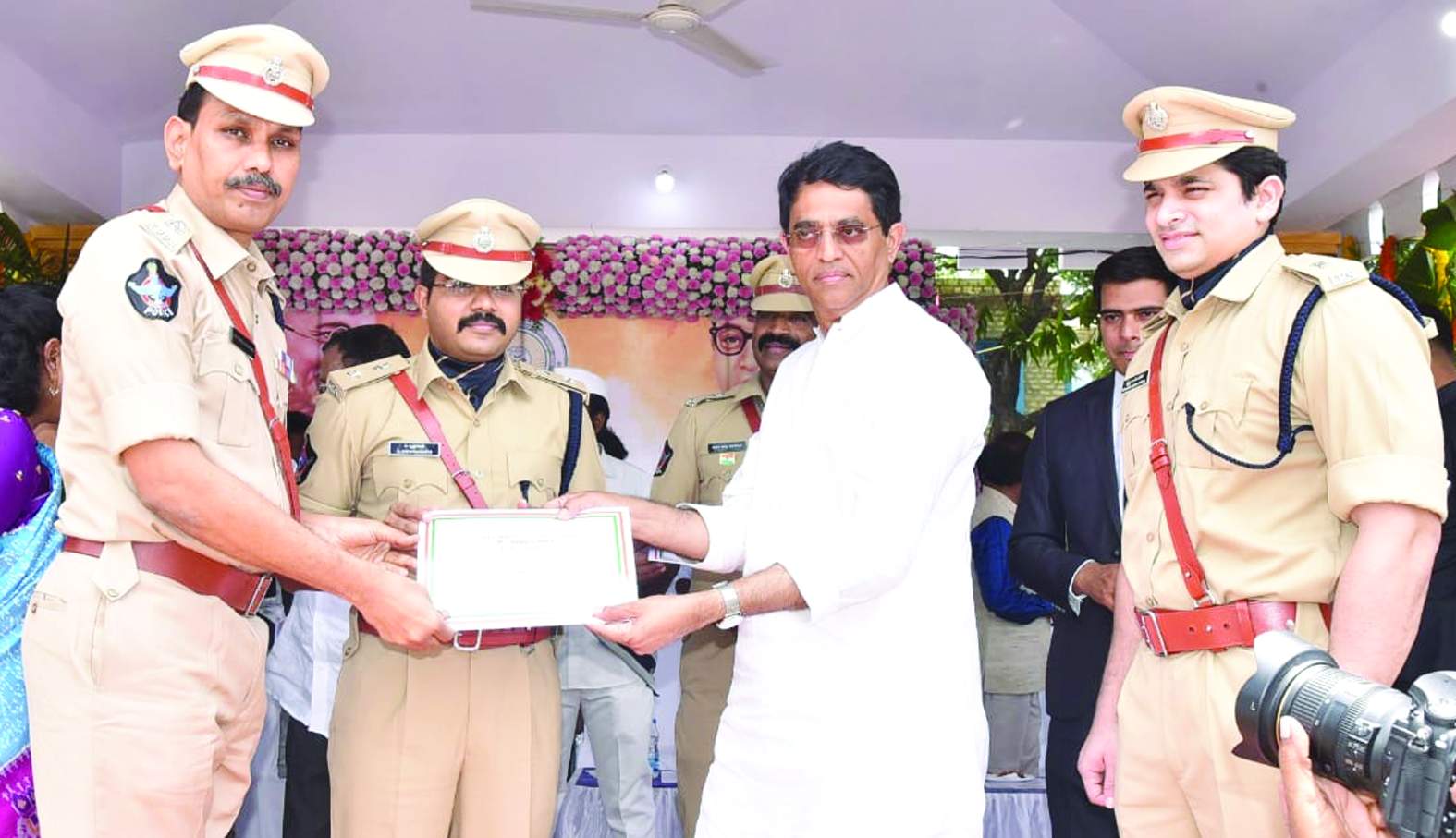 అవార్డు అందుకుంటున్న డీఎస్పీ శివ నారాయణ స్వామి