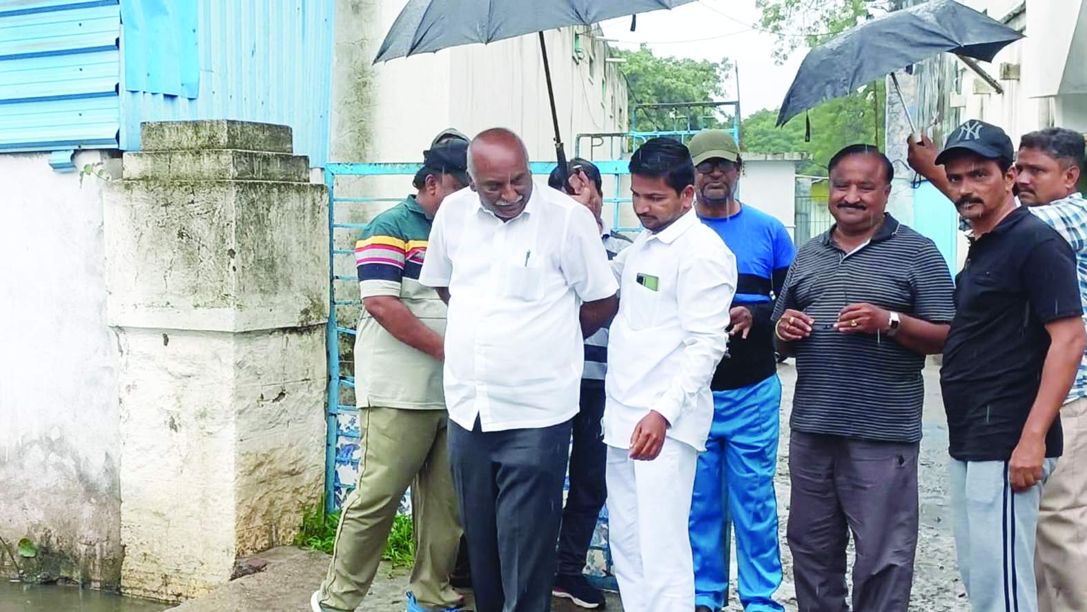 వంకలను పరిశీలిస్తున్న కమిషనర్‌