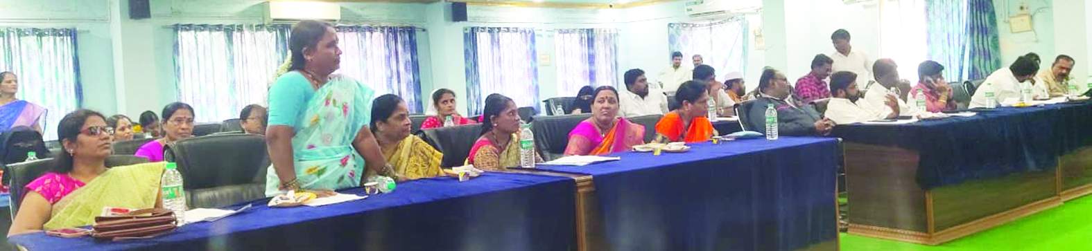 సమావేశంలో మాట్లాడుతున్న కౌన్సిలర్‌ పార్వతి